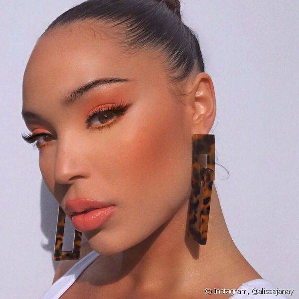 A sombra laranja também é uma ótima pedida de maquiagem colorida e divertida para o São João da Thay (Foto: Instagram @alissajanay)